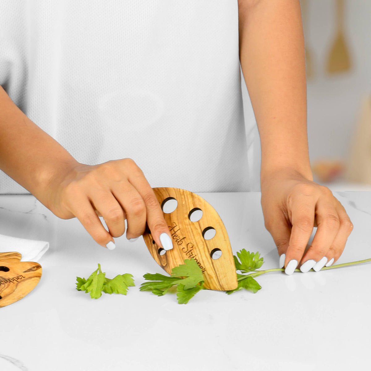 Olive Wood Herb Stripper – 8-Hole Leaf Plate (14 cm)